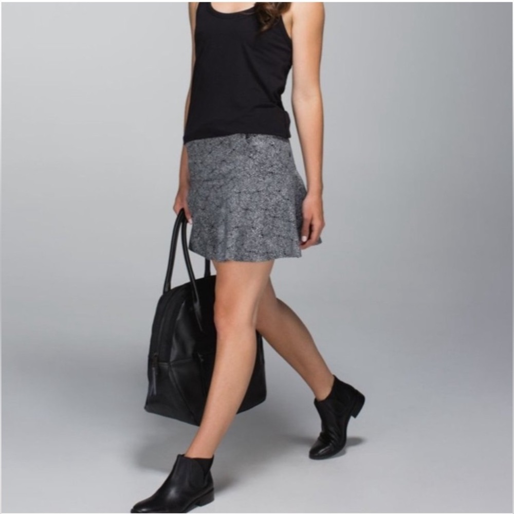 Lululemon Get It On 6 Skirt. Black White Floral. Back zip.